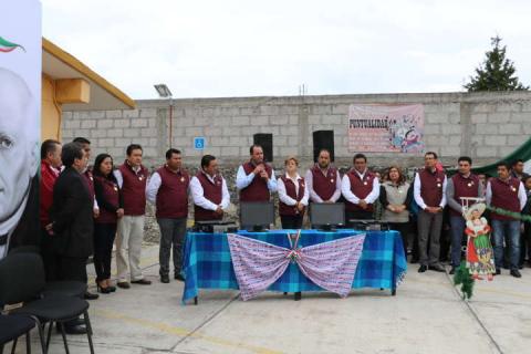 Entrega Vázquez Rodríguez equipo de cómputo a primaria de Texcalac imagen 2