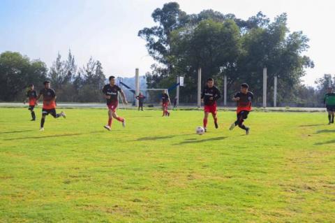 Arranca tercer torneo de fútbol convocado por el ayuntamiento de Apetatitlán imagen 5