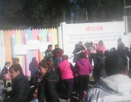 Ante indiferencia de la SEP, padres toman kínder en Apizaco