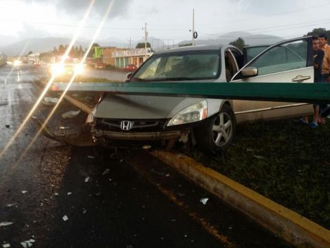 Rayo derriba poste y cae sobre vehículo; una menor lesionada