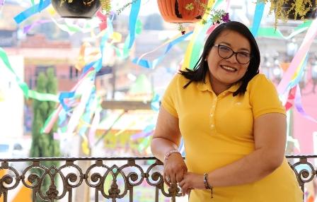 A la izquierda y por las mujeres: Laura Flores Lozano