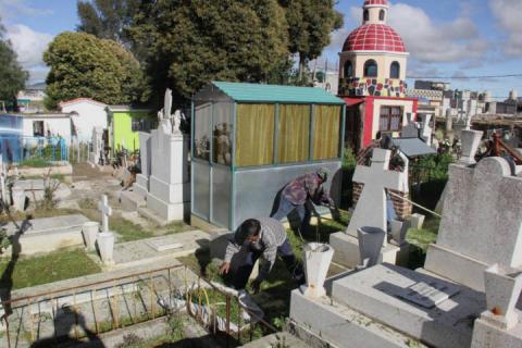 Ayuntamiento alista los panteones limpios en el marco de Día de Muerto imagen 2