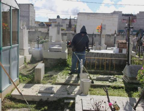 Ayuntamiento alista los panteones limpios en el marco de Día de Muerto imagen 4