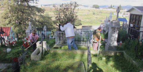 Ayuntamiento alista los panteones limpios en el marco de Día de Muerto imagen 1