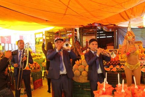 Graban videoclip en Tianguis Sabatino de la capital imagen 2