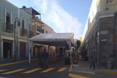 Tachan a edil de Apetatitlán de burro e inepto por cerrar calle imagen 1