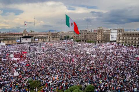 Acudió Lorena Cuéllar a celebrar quinto aniversario de Morena en el Zócalo imagen 2