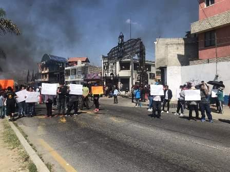 Cierran habitantes vía corta por asesinato de un joven