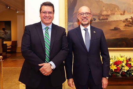 Asiste Marco Mena a fiesta nacional de España en CDMX imagen 1