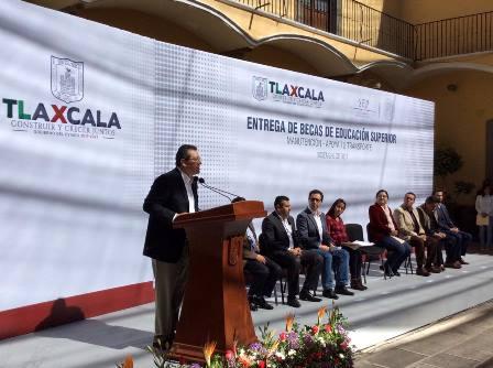 Más de 2 mil 700 estudiantes reciben apoyo de manutención y transporte imagen 2