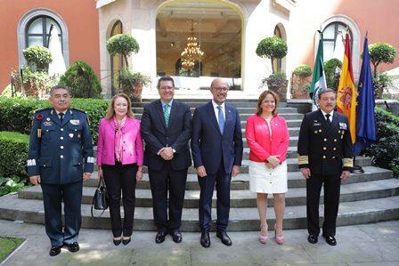 Asiste Marco Mena a fiesta nacional de España en CDMX imagen 2