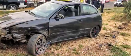 Conductor se sale de la curva y abandona el vehículo