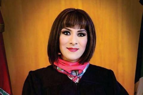 Esposo de lady magistrada arriba a Derechos Humanos