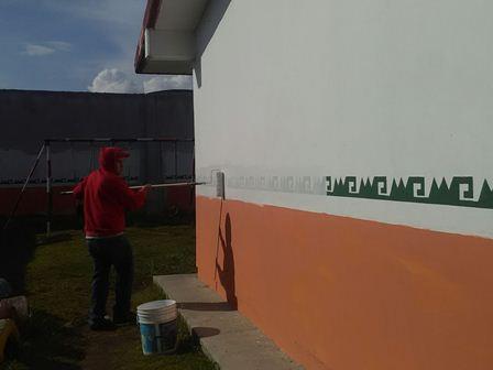 Por fin empiezan a borrar las manchigrecas de las escuelas imagen 1