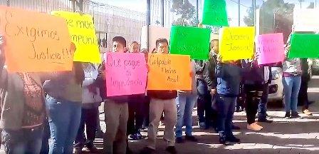 Exigen familiares y pobladores justicia por familia accidentada