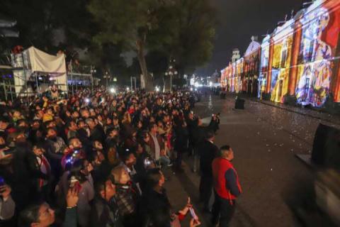 Disfrutan familias Video Mapping proyectado en fachada de Palacio de Gobierno imagen 5