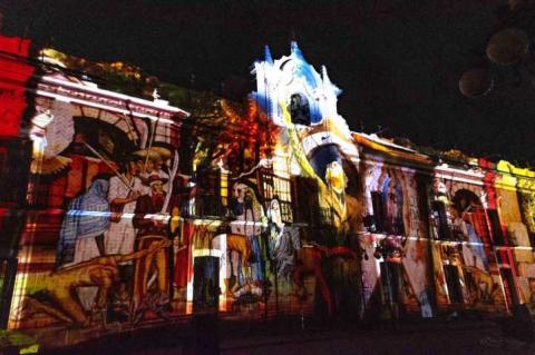 Disfrutan familias Video Mapping proyectado en fachada de Palacio de Gobierno imagen 1