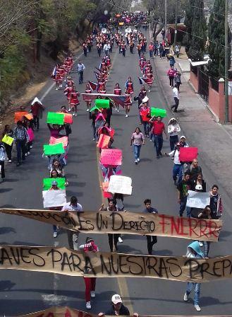 Marchan estudiantes de la FNERRR y normalistas en la capital