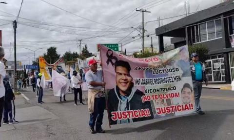 Marchan solo colectivos; se ausentan burócratas y maestros maiceados