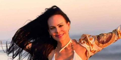 La actriz Maribel Guardia inicia el 2025 presumiendo su figura en la playa