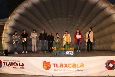 Premia Maribel Pérez Arenas a ganadores del concurso de fachadas