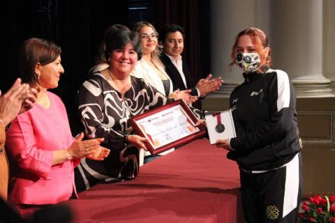 Entrega Maribel Pérez Arenas la Presea Municipal a la Juventud