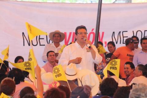 Mil 300 líderes perredistas se suman a Marco Mena