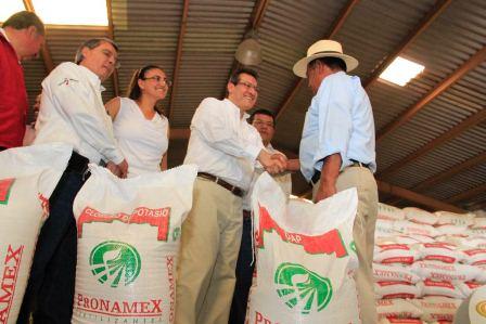 Entrega gobierno del estado apoyo a mil 200 campesinos