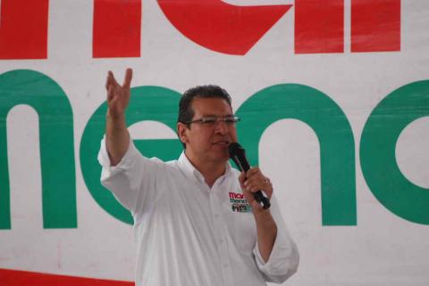 Marco Mena felicitó a los maestros en su día