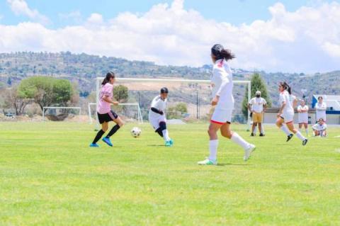 Arranca tercer torneo de fútbol convocado por el ayuntamiento de Apetatitlán imagen 6