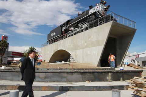 Supervisan obra de modernización del monumento "La Maquinita" en Apizaco
