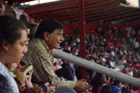 EL GOBERNADOR DEL ESTADO, MARIANO GONZÁLEZ ZARUR, PRESENCIÓ EN EL ESTADO TLAHUICOLE DE LA CIUDAD CAPITAL, EL PARTIDO DE COYOTES VS PUMAS PREMIER. EN ESTA OCASIÓN ESTUVO ACOMPAÑADO DE DIRECTIVOS DEL EQUIPO LOCAL, QUE SE IMPUSO 3-1 SOBRE SU OPONENTE. EL GOBERNADOR DEL ESTADO, MARIANO GONZÁLEZ ZARUR, PRESENCIÓ EN EL ESTADO TLAHUICOLE DE LA CIUDAD CAPITAL, EL PARTIDO DE COYOTES VS PUMAS PREMIER. EN ESTA OCASIÓN ESTUVO ACOMPAÑADO DE DIRECTIVOS DEL EQUIPO LOCAL, QUE SE IMPUSO 3-1 SOBRE SU OPONENTE.