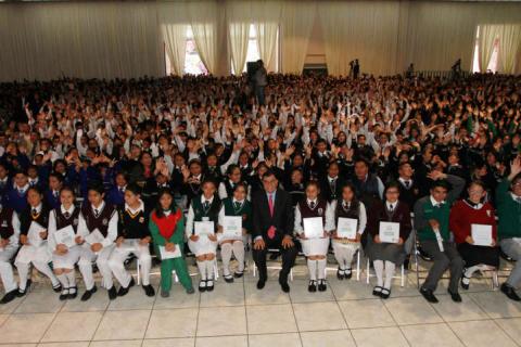 Entregan Manchi tabletas a alumnos de secundaria y educación media superior