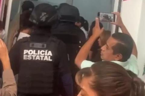Al director administrativo de la SESA lo tuvo que sacar la policía de su oficina