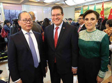 Mena asiste a aniversario de fundación de la República Popular China