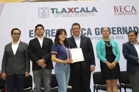 Entrega Marco Mena “Beca Gobernador” a tlaxcaltecas que estudian en el extranjero imagen 2