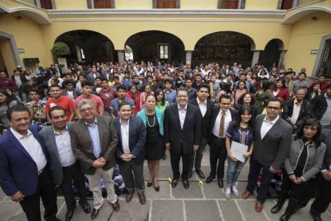 Entrega Marco Mena “Beca Gobernador” a tlaxcaltecas que estudian en el extranjero imagen 1