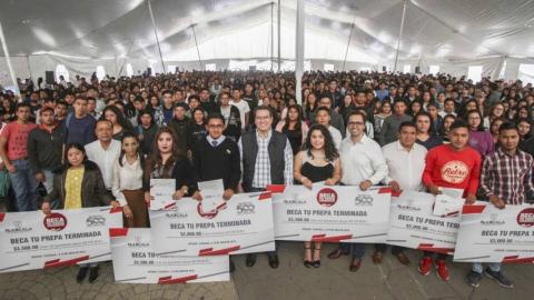 Marco Mena entrega becas “Tu Prepa Terminada 2019” en Apizaco imagen 2