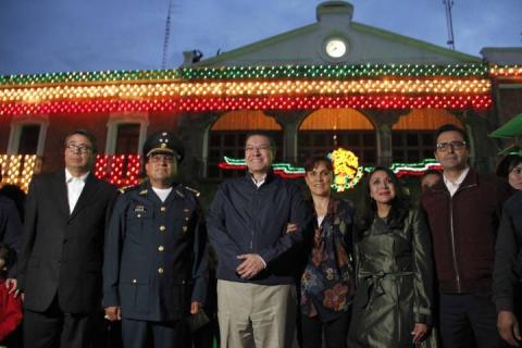 Encienden iluminación de Fiestas Patrias en Palacio de Gobierno imagen 1