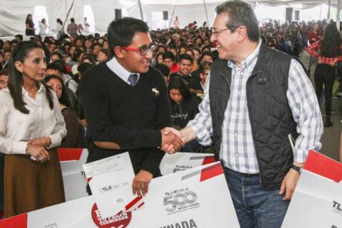 Marco Mena entrega becas “Tu Prepa Terminada 2019” en Apizaco imagen 1