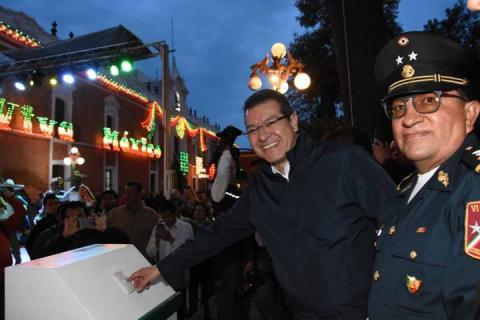 Encienden iluminación de Fiestas Patrias en Palacio de Gobierno imagen 2