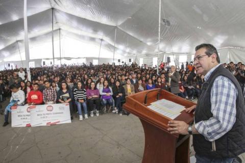 Marco Mena entrega becas “Tu Prepa Terminada 2019” en Apizaco imagen 4