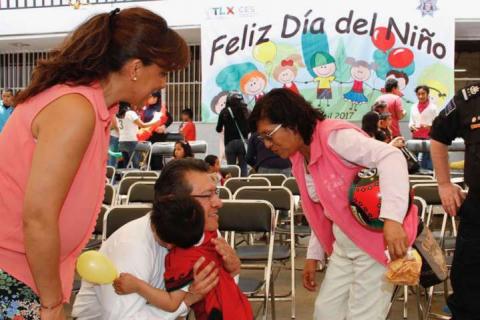 Celebra Marco Mena el dia del niño con hijos de policías imagen 3