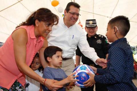 Celebra Marco Mena el dia del niño con hijos de policías imagen 4