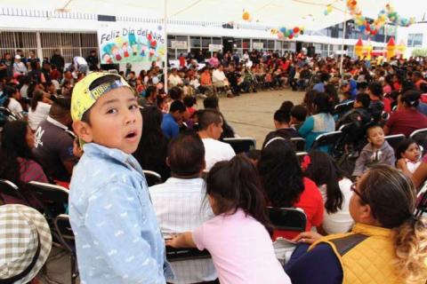 Celebra Marco Mena el dia del niño con hijos de policías imagen 2