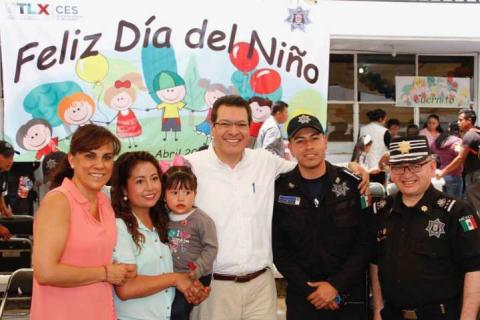 Celebra Marco Mena el dia del niño con hijos de policías imagen 1