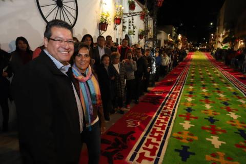 Recorre Marco Mena tapetes de la “Noche Que Nadie Duerme” en Huamantla