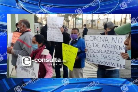 Extrabajador federal que pedía *moches* se manifiesta en visita de AMLO