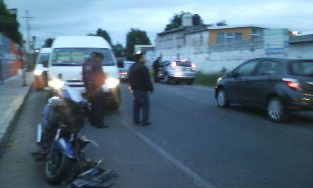 La libra motociclista al chocar con una unidad de pasajeros