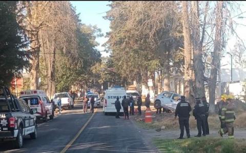 Joven impacta su automóvil en un árbol y muere al quedar prensado